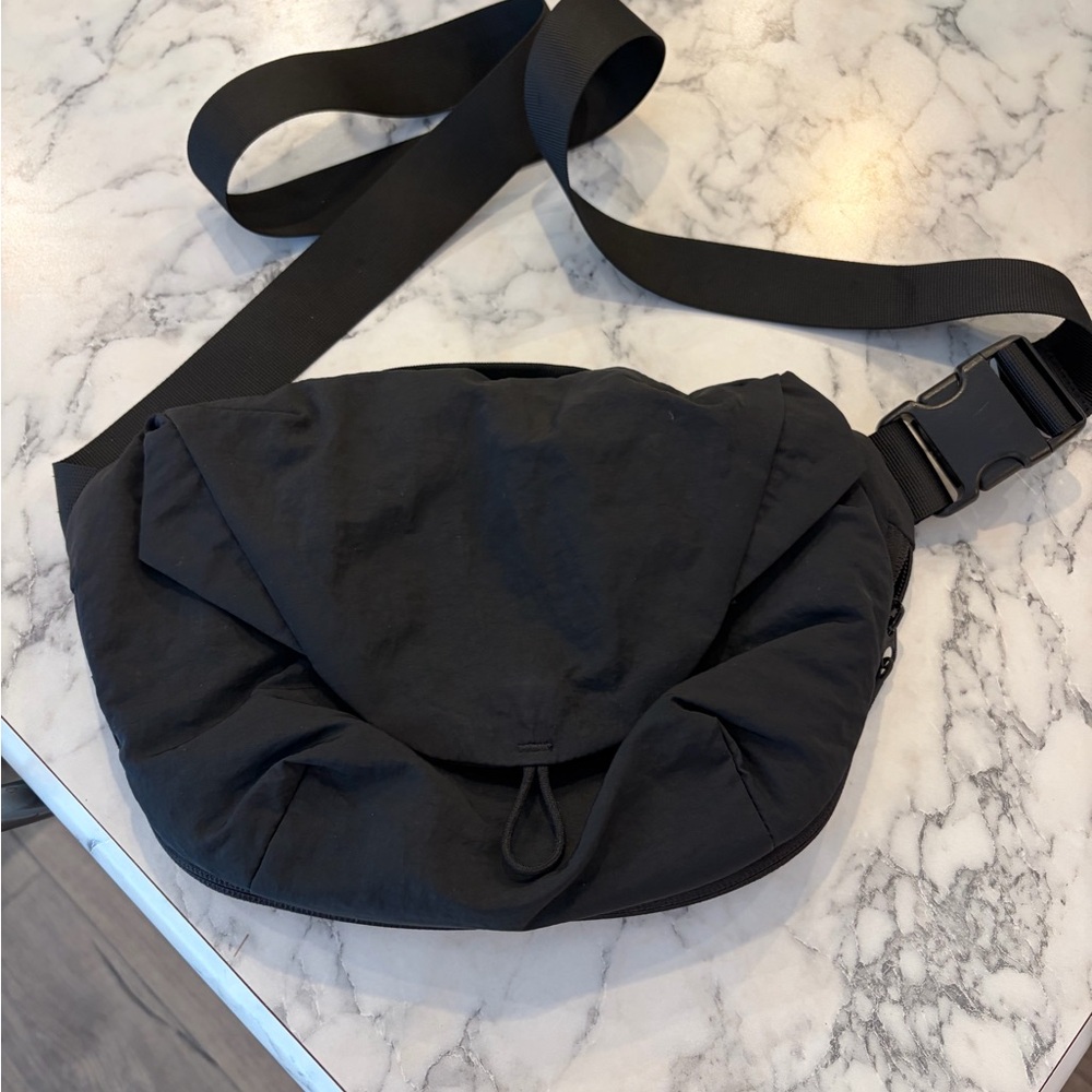 Lululemon Curved Crossbody 3L